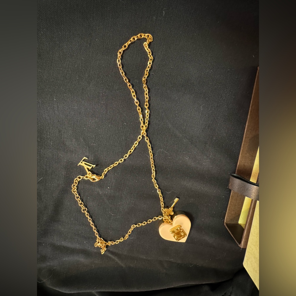LOUIS VUITTON
Authentic Louis Vuitton
Resin 'Lock Me' Heart Pendant Necklace - Picture 6 of 16